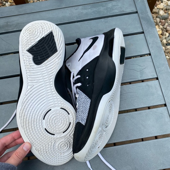 Nike Air Versitile shoes - Picture 2 of 5